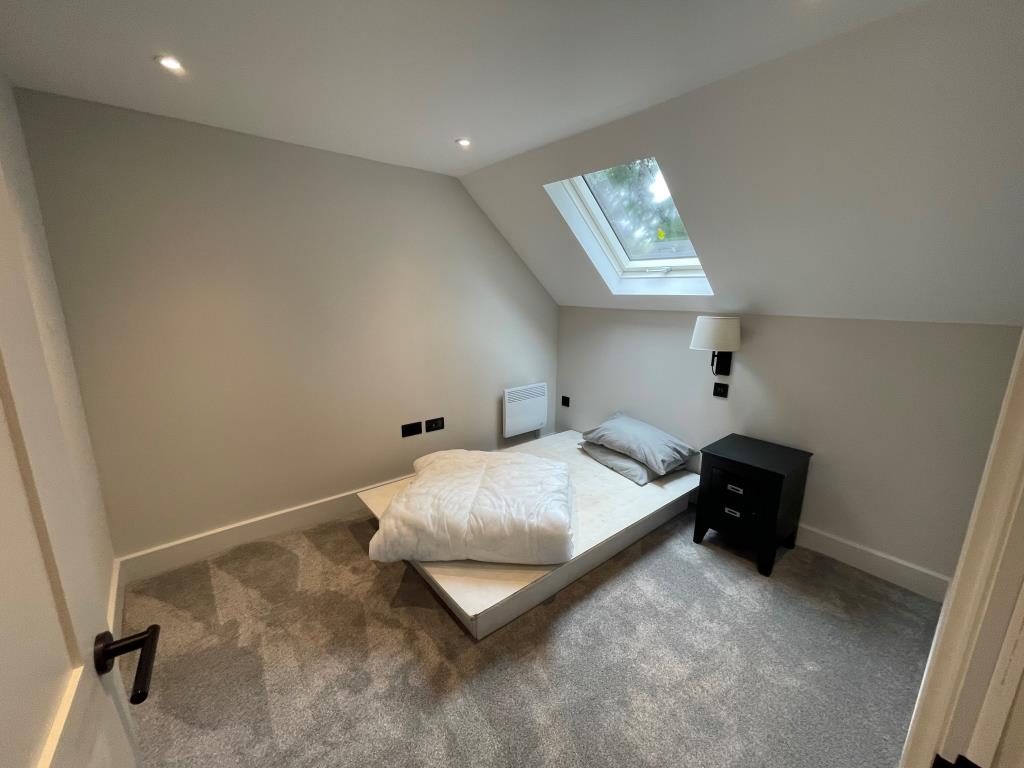 Lot: 123 - WELL-PRESENTED HOUSE - Bedroom